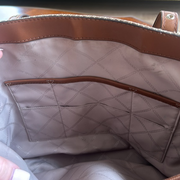 Michael Kors Voyager Tote Bag - Picture 5 of 8